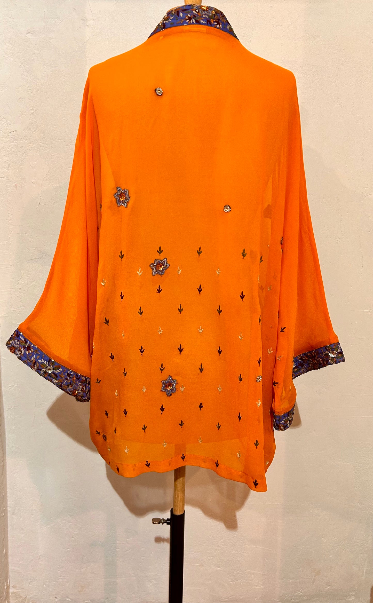 BINDI, KIMONO MI-LONG EN SOIE