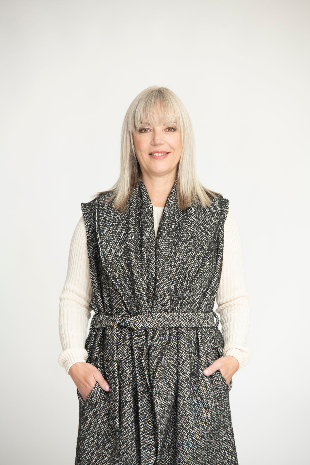 MODELE AMORE Manteau sans manches chiné noir/blanc ceinturé