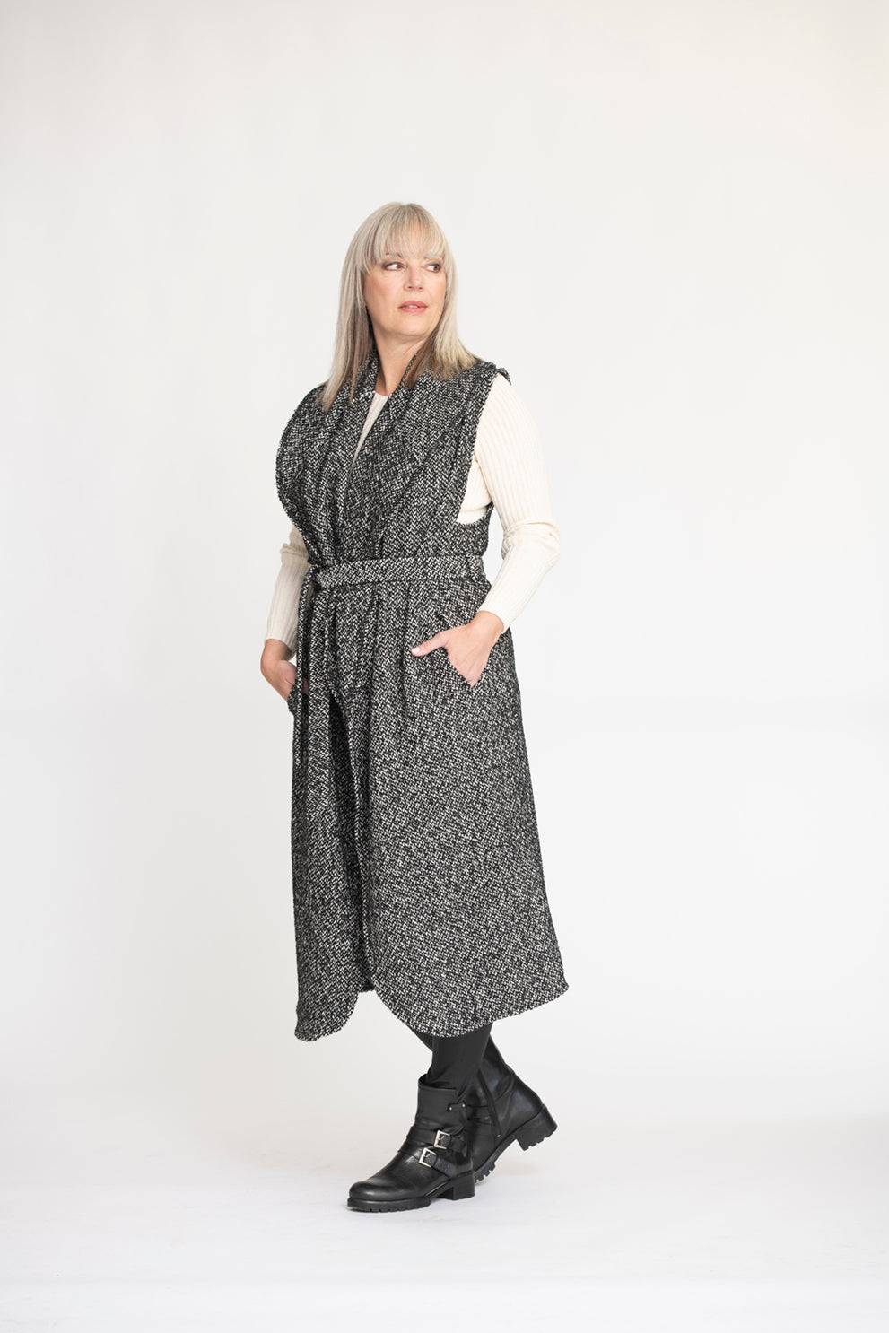 MODELE AMORE Manteau sans manches chiné noir/blanc ceinturé