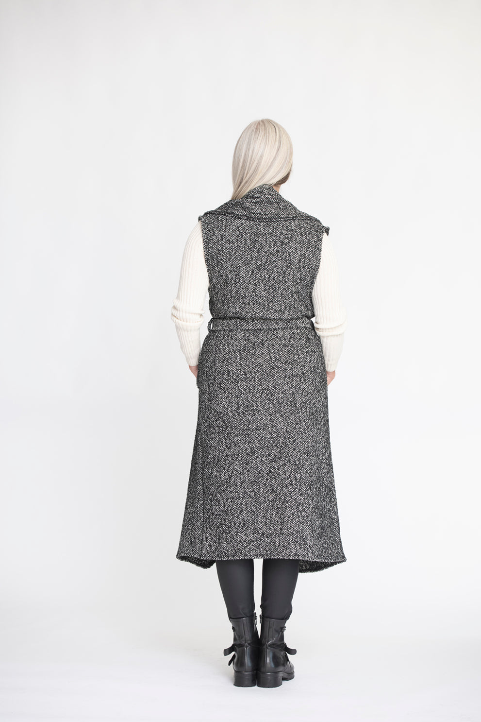 MODELE AMORE Manteau sans manches chiné noir/blanc ceinturé