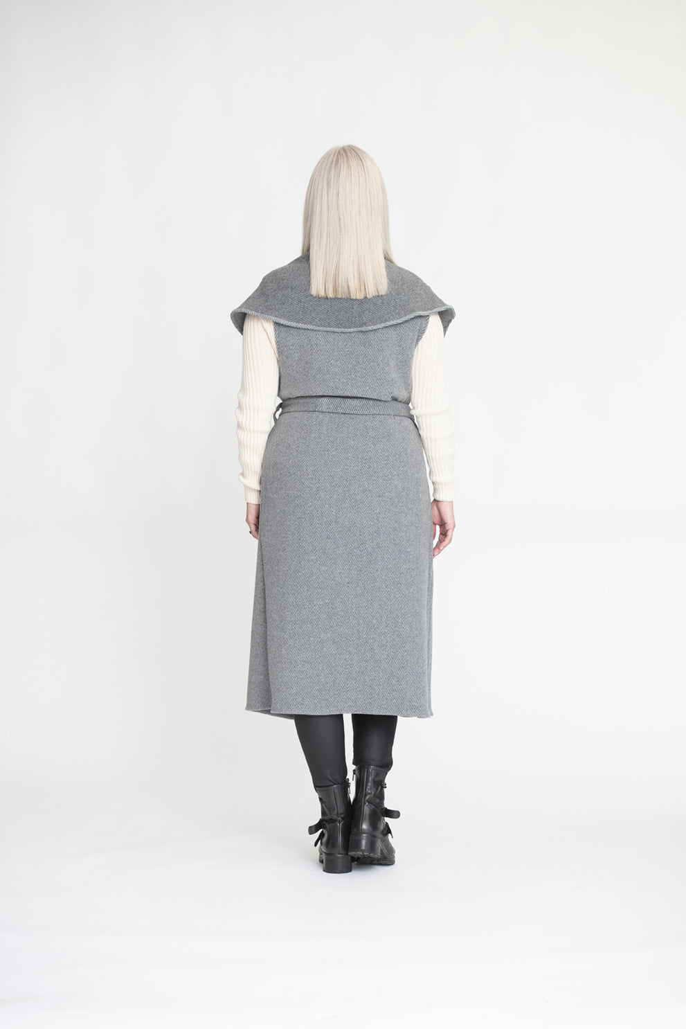 MODELE AMORE Manteau sans manches lainage rayé gris ceinturé