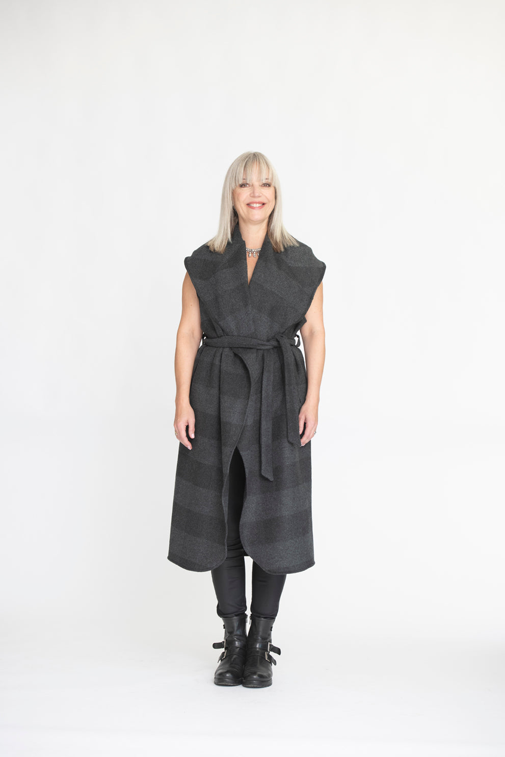 MODELE AMORE Manteau sans manches lainage grandes rayures grises ceinturé