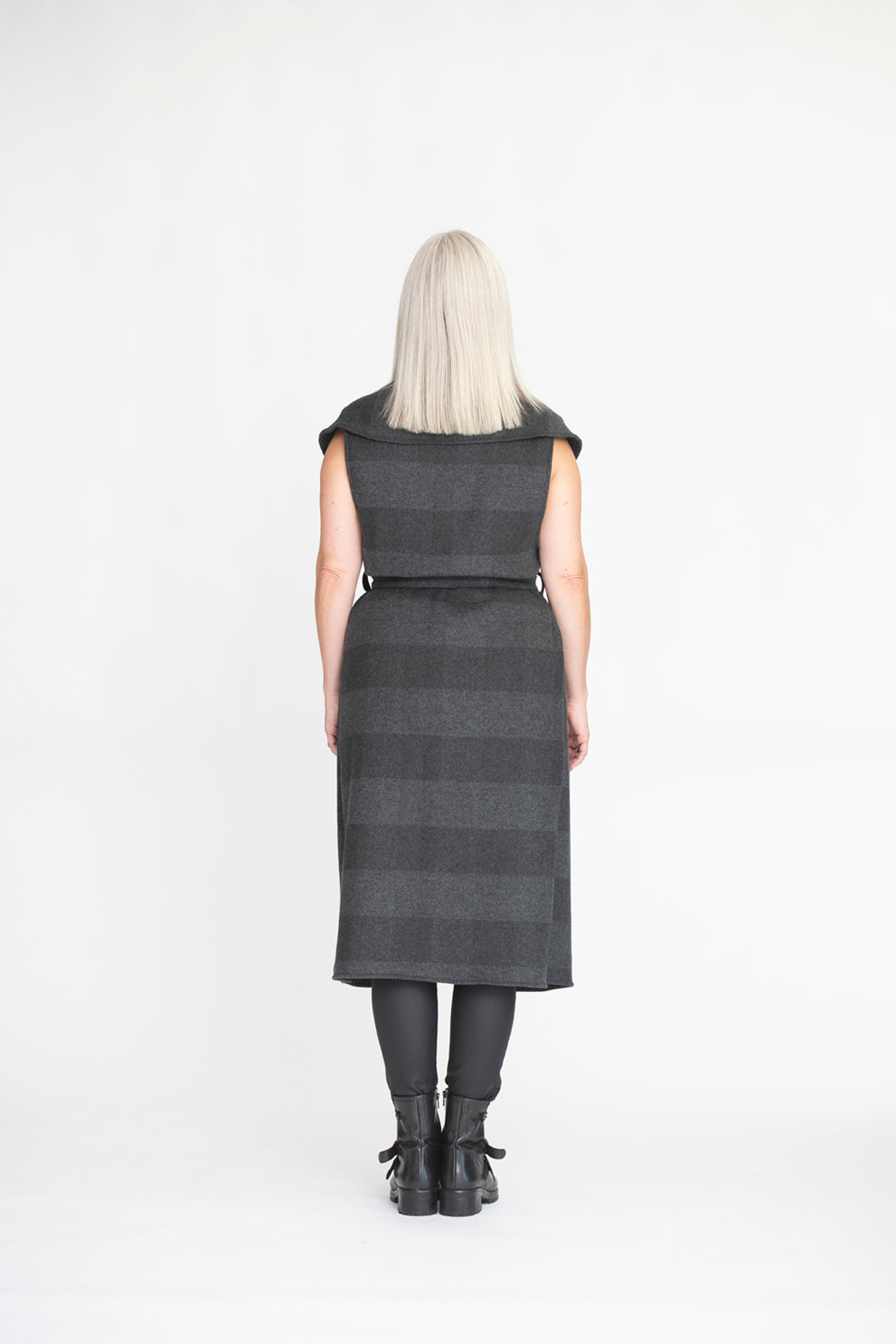 MODELE AMORE Manteau sans manches lainage grandes rayures grises ceinturé
