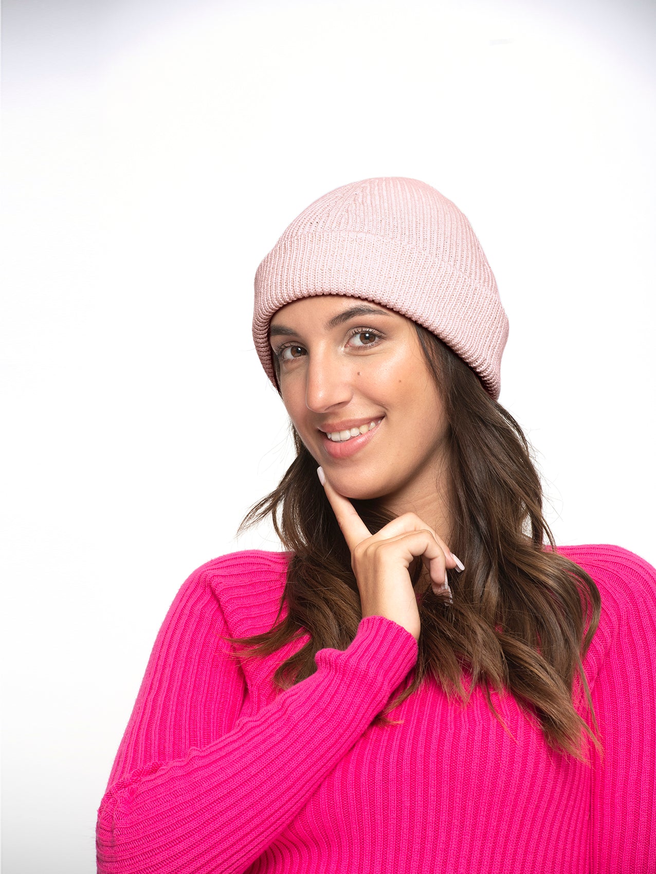 Bonnet rose porté avec un pull fushia vue de face