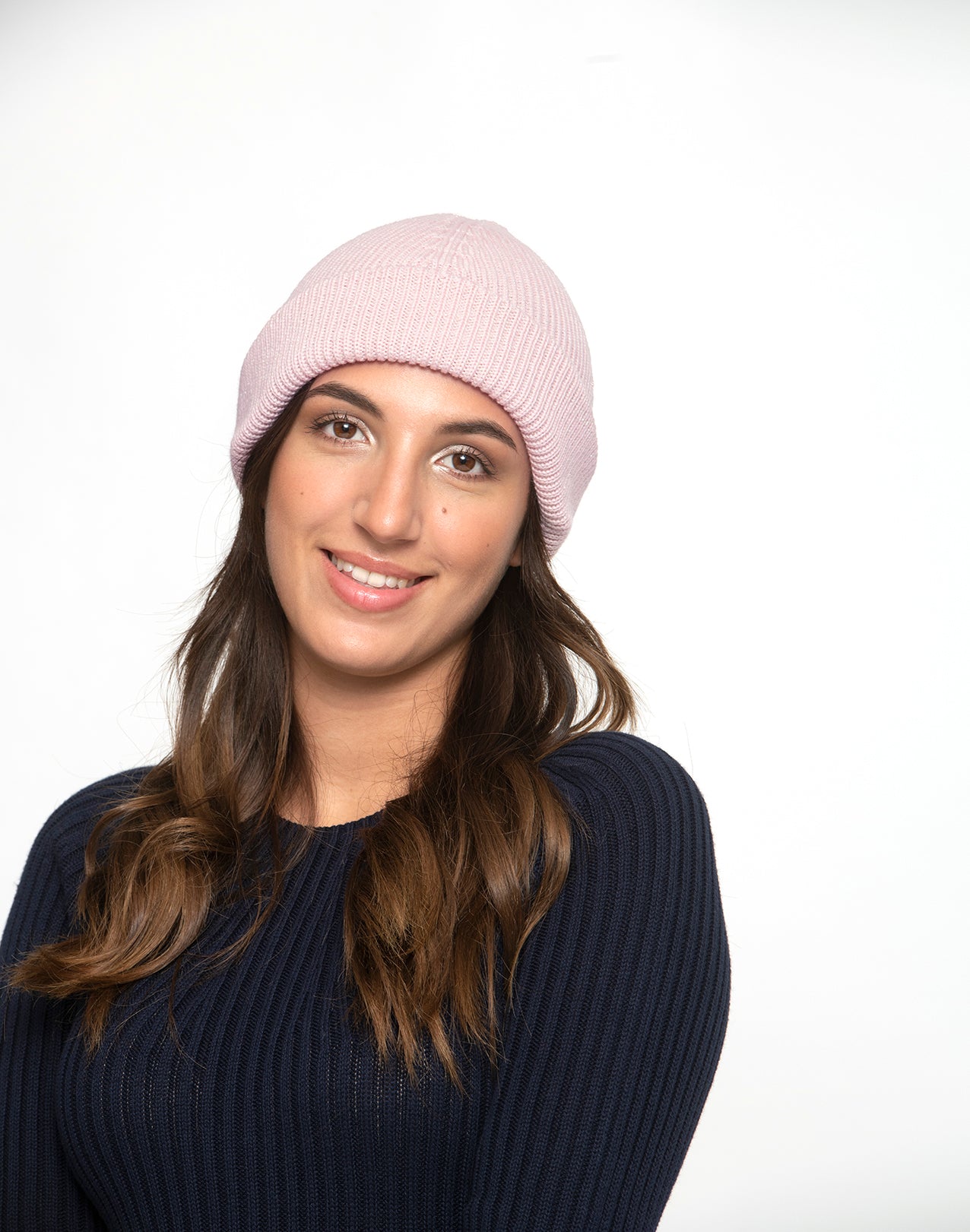 Bonnet rose porté avec un pull marine vue de face