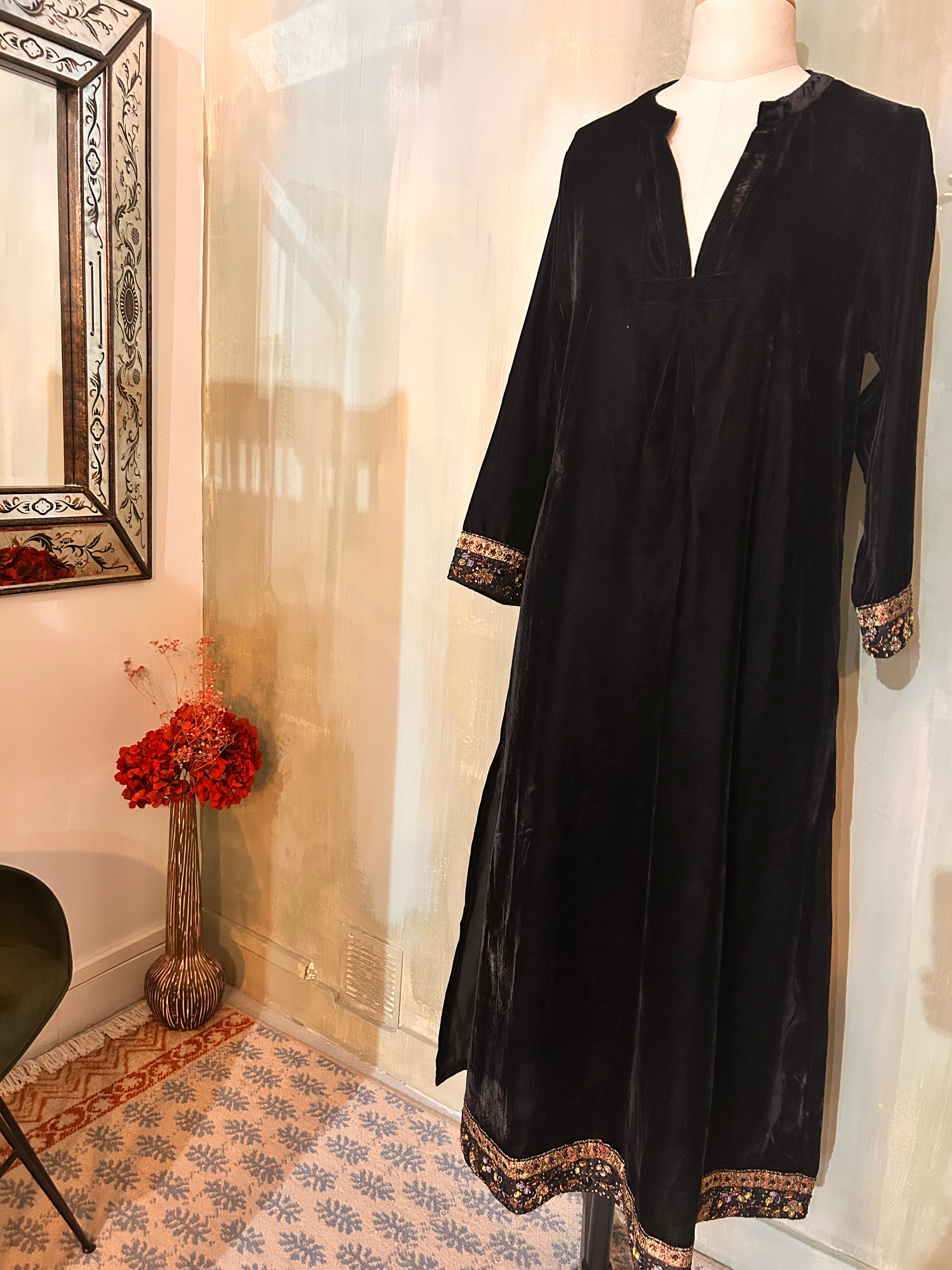 Robe longue en velours noir & broderies