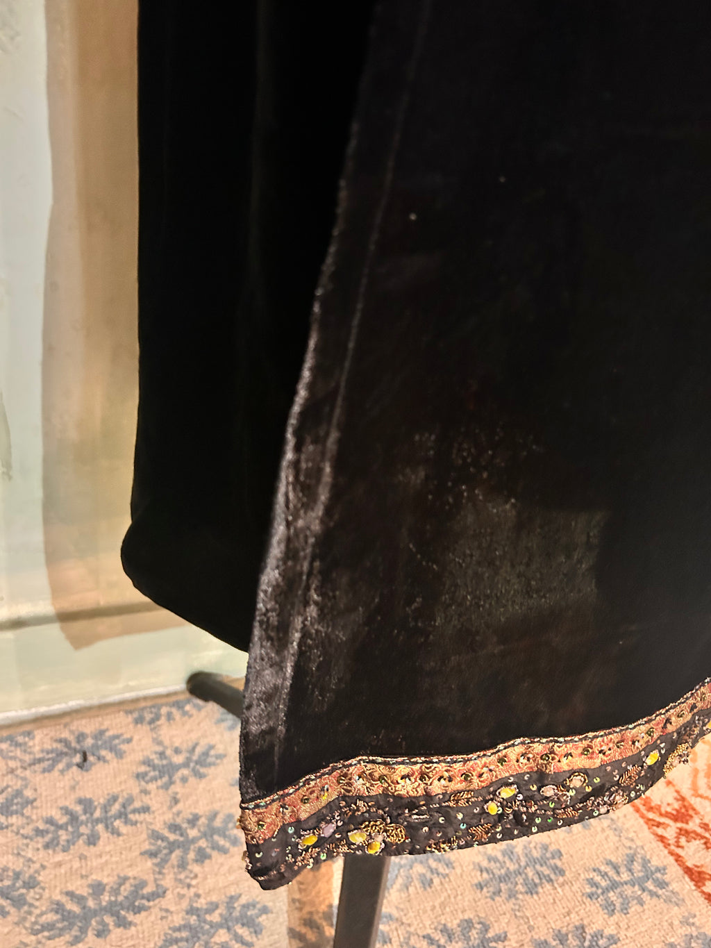 Robe longue en velours noir & broderies