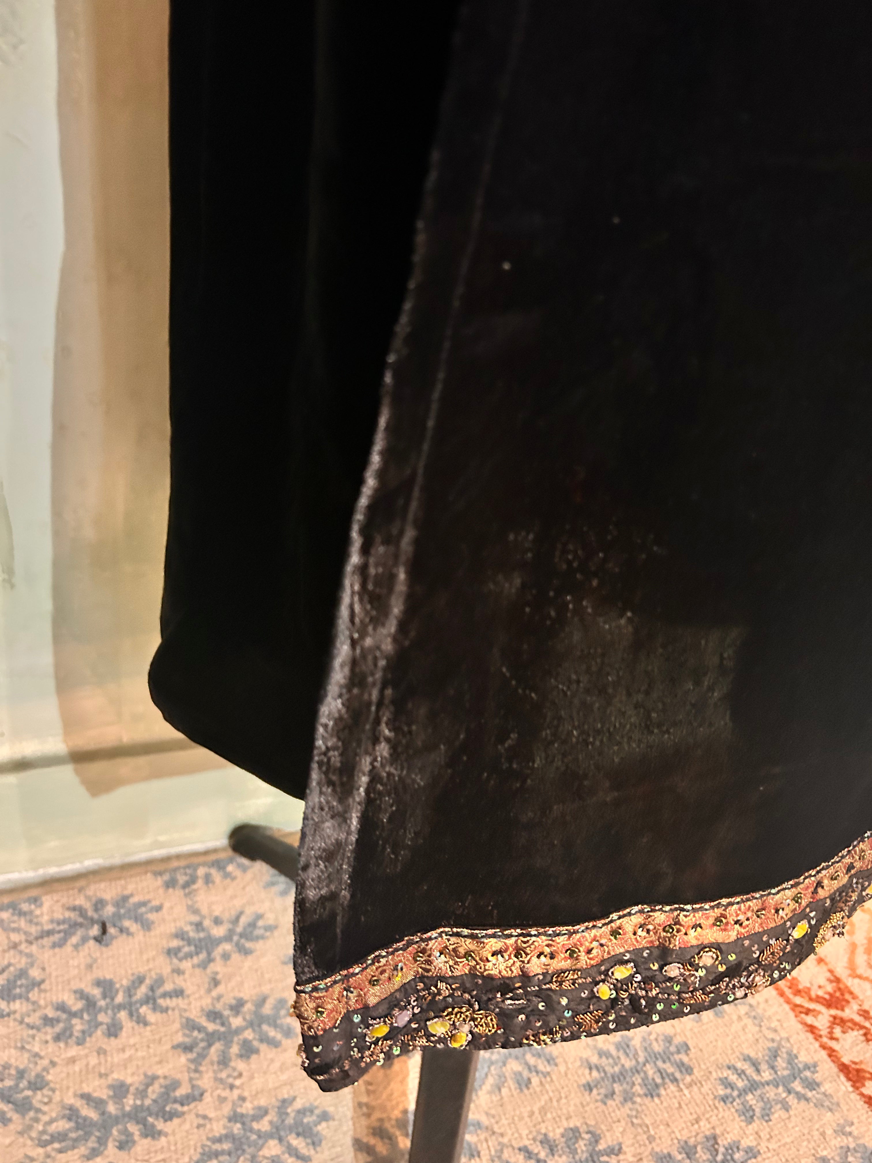 Robe longue en velours noir & broderies