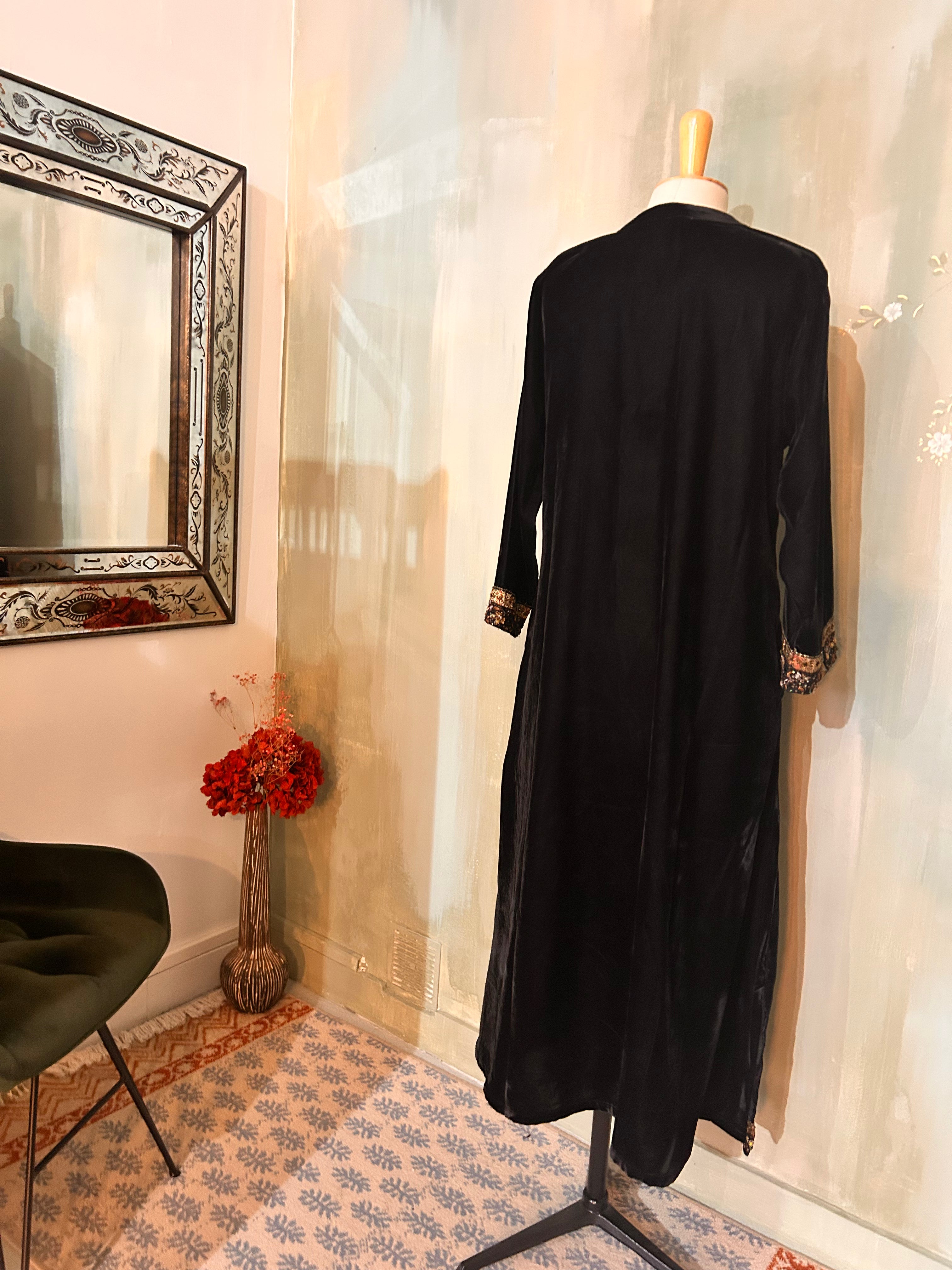 Robe longue en velours noir & broderies