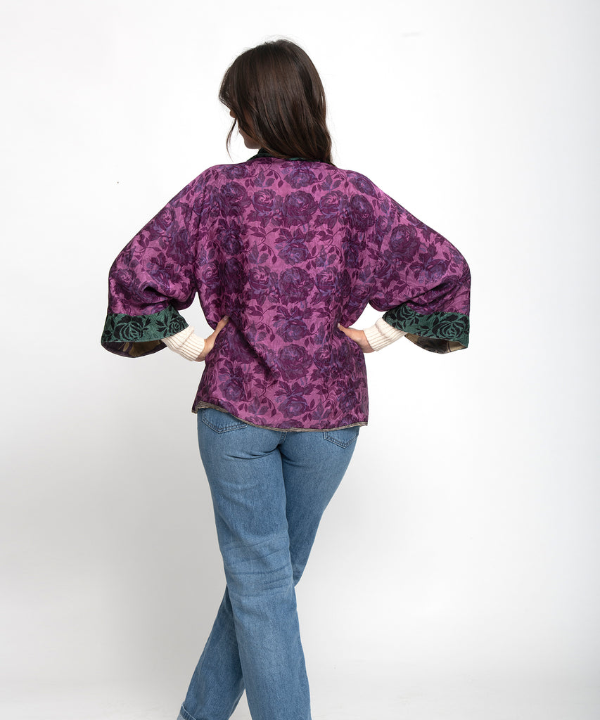 kimono veste réversible/Ici le côté recto dans les tons de violet et vert/Vue de dos