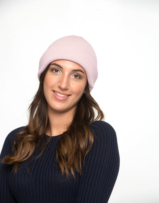Bonnet rose porté avec un pull marine vue de face